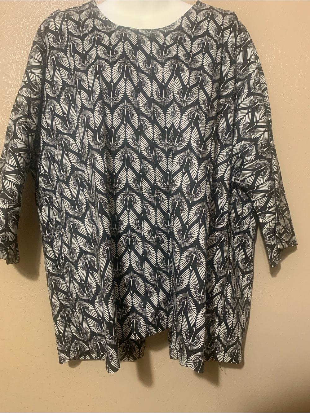 Melissa McCarthy 1X Seven7 Black & White Crewneck Graphic Top Back Slits NWT